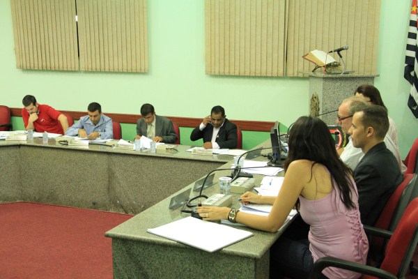 Sessão da Câmara tem denominação de ruas, homenagem e vetos.