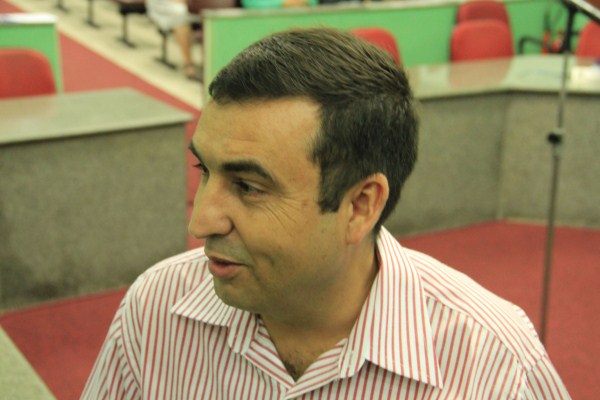 Professor Juarez pede iluminação em viela do América III