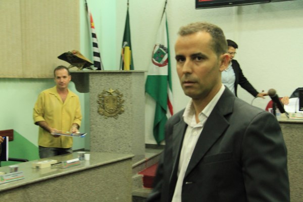 Professor Demércio pede construção de área de lazer no Cruz Alta