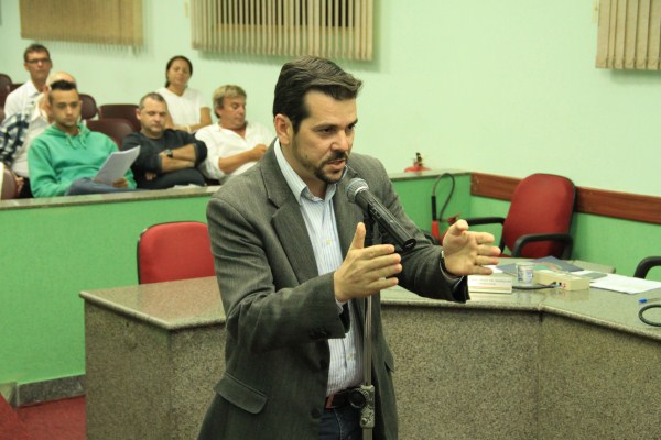 Luciano Marques pede explicações sobre falta de calçada na Rua 21 de Março