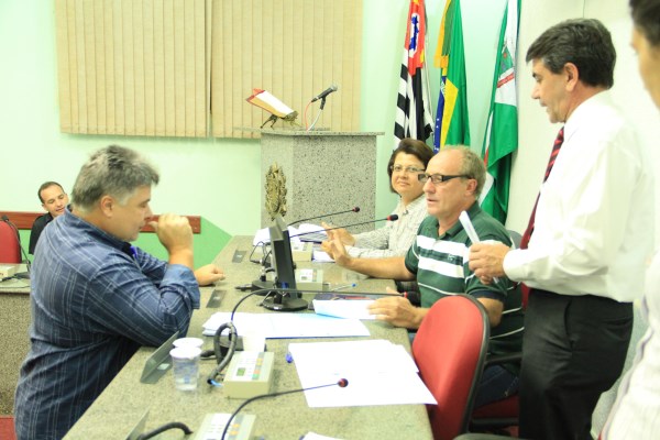 Em noite tumultuada, Câmara aprova pregão.