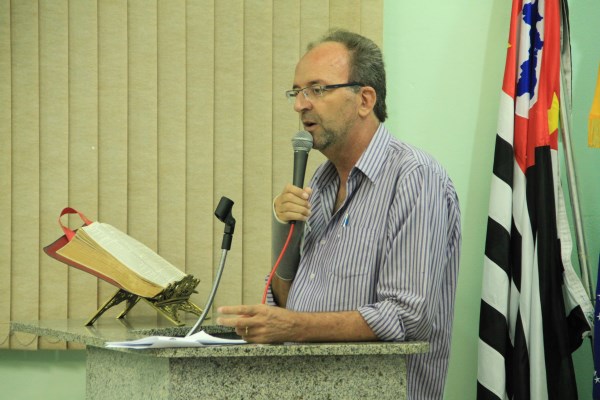 Vereadores recebem secretário de Obras no plenário.