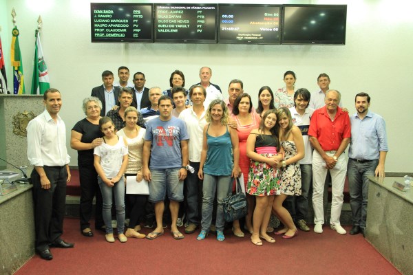 Família de Júlio Torres posa com vereadores em agradecimento