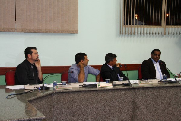 Para atender manifestantes, pauta é adiada .