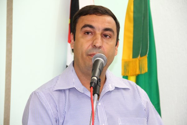 Juarez diz que, além de medicamentos, também faltam funcionários