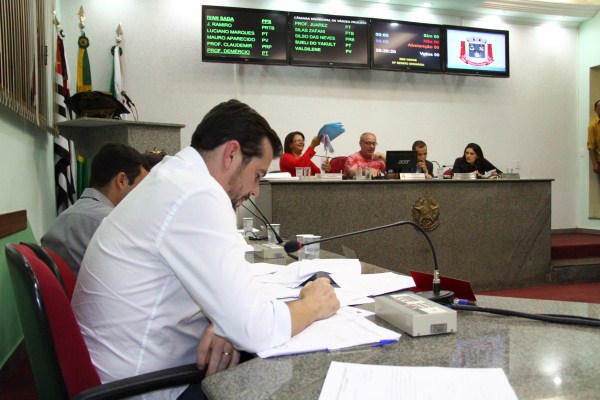 Vereadores derrubam veto a Projeto do Professor Claudemir