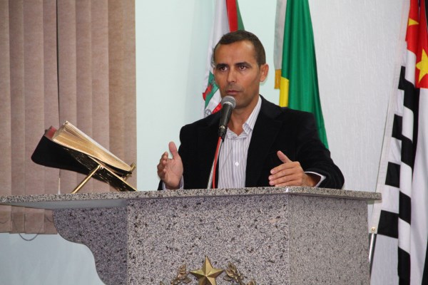 Professor Demércio cobra continuação de obras