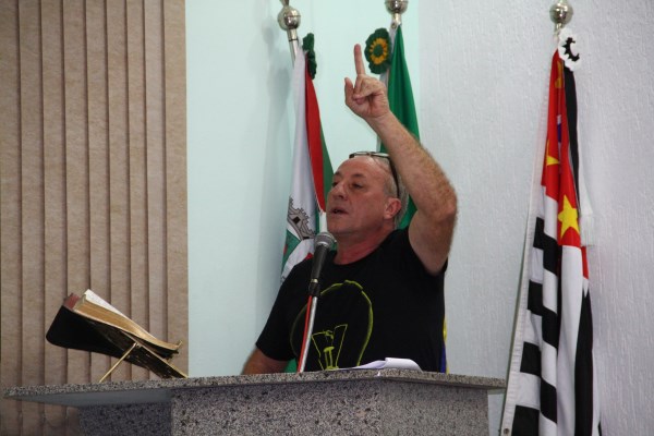 Ivan questiona sobre demissões de comissionados