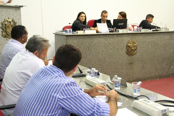 Sessão vive noite de pauta tranqüila