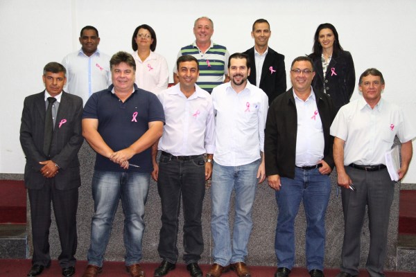 Vereadores aprovam Projeto e posam com fita alusiva.