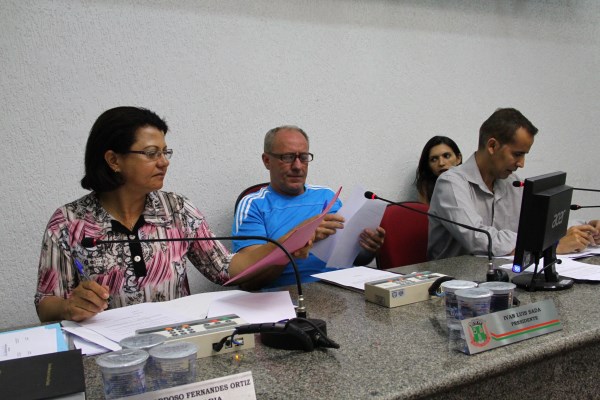 Vereadores lêem projetos e um Requerimento