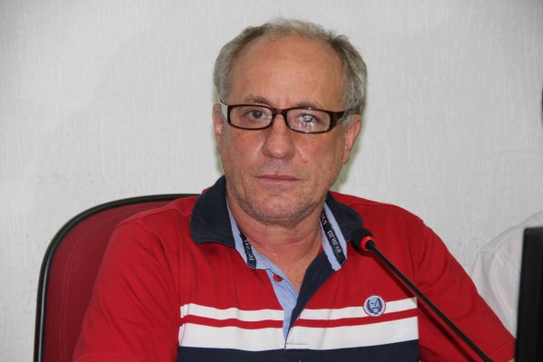 Ivan quer informações sobre outdoors e concessão de táxis