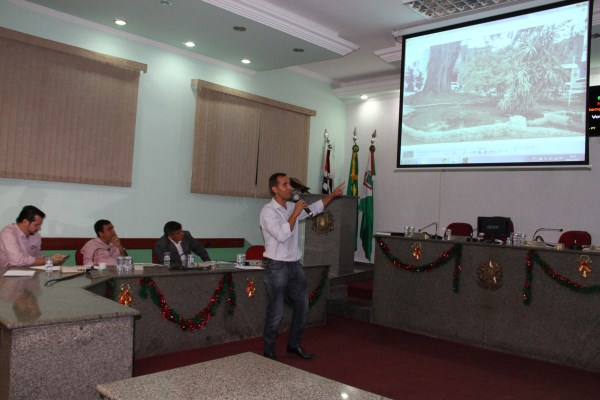 Professor Demércio inova na apresentação de denuncias