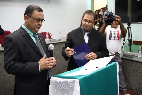 Mauro toma posse como presidente em noite de Câmara lotada