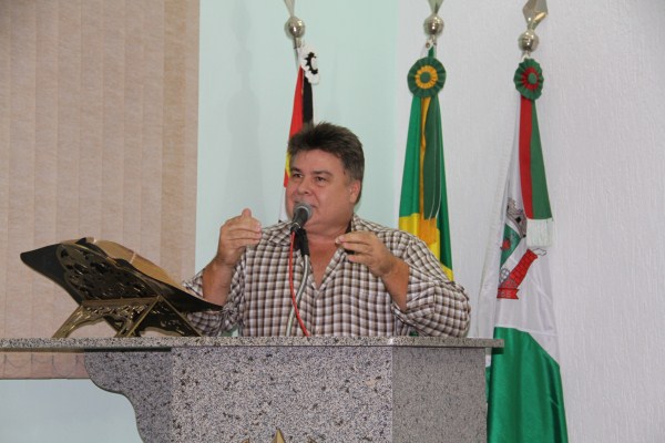 Vereadores da base mostram obras feitas