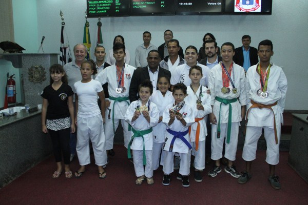 Karatecas varzinos recebem homenagem dos vereadores