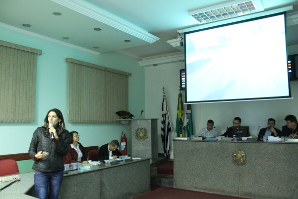 Valdilene comenta obras de asfalto na cidade