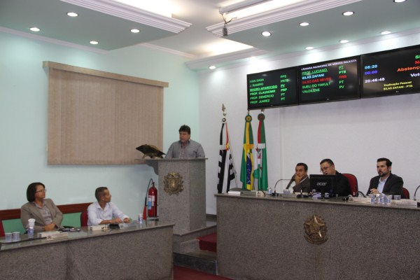 Mesmo com pauta esvaziada, sessão teve polêmica