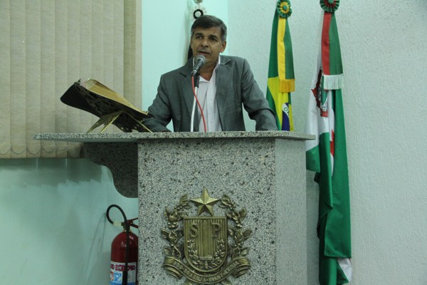 Professor Claudemir dá “parabéns” à Administração Juvenal
