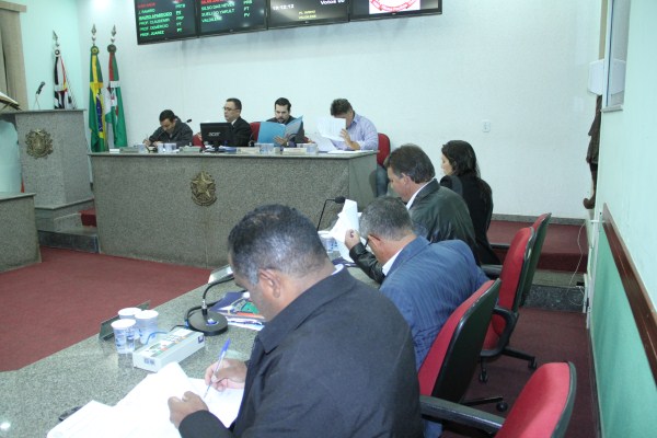 Após discussões, Câmara aprova três Requerimentos