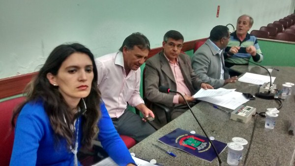 Valdilene pede manutenção em iluminação de viela