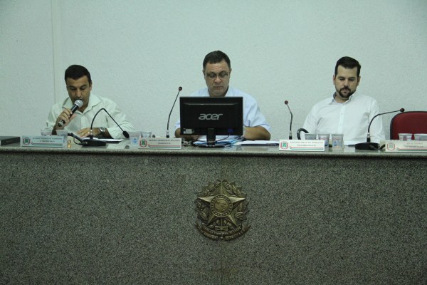 Mesmo com projetos retirados, sessão teve debate