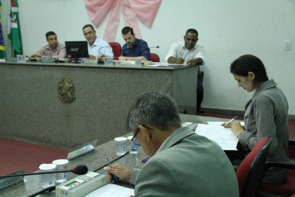 Professor Luciano alerta sobre demissão de terceirizadas