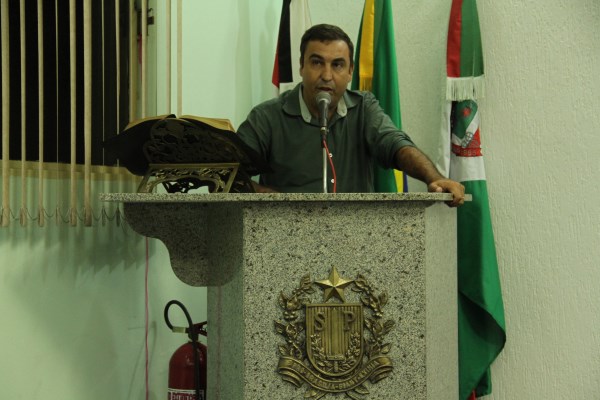 Vereadores questionam obras, serviços e secretários