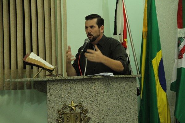 Vereadores varzinos debatem na tribuna