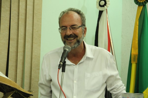 Secretário Josué Santana explica obras do córrego Bertioga