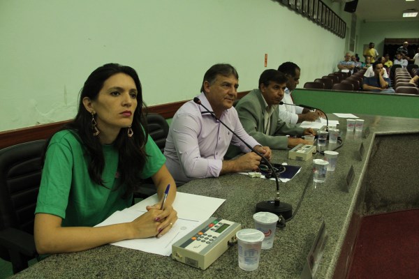 Sessão tem leitura de projetos e presença de secretário de Obras