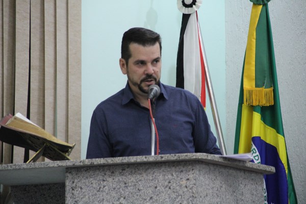 Prof. Luciano pede explicações sobre os buracos na cidade