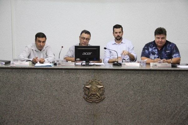 Aprovados 2 Substitutivos e 2 Requerimentos