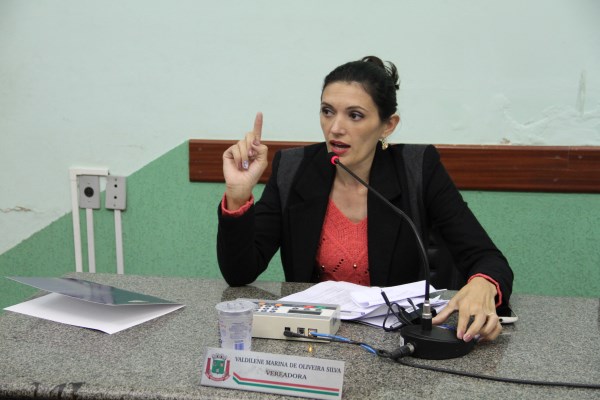 Valdilene diz que governo trabalha e entrega obras