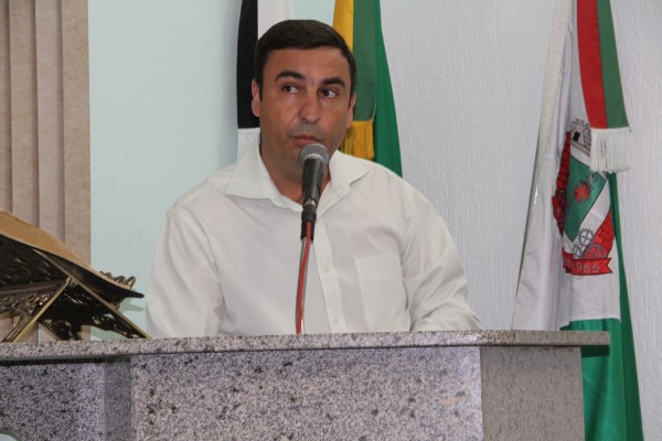 Professor Juarez: reeleito ‘na sola do sapato’