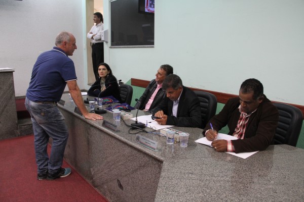 Vereadores passam a avaliar orçamento para 2017