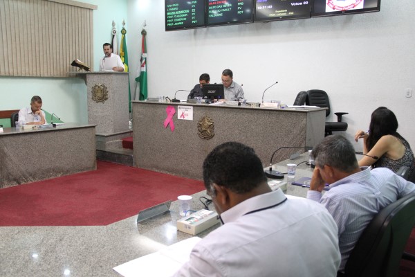 Luciano questiona pagamento de horas extras a servidores