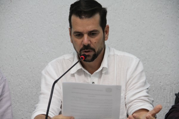 Professor Luciano pede explicações sobre semáforo