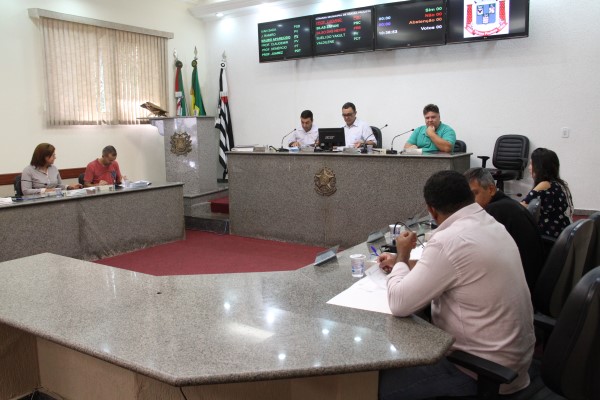 Vereadores aprovam PL e Substitutivo em sessão extraordinária
