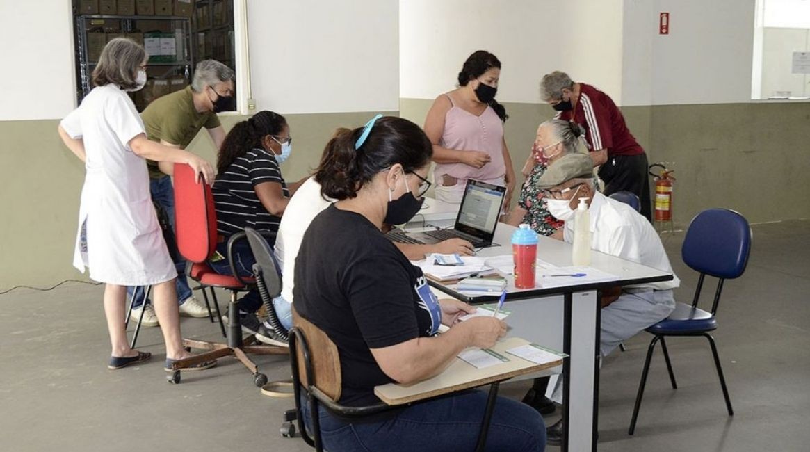 Várzea Paulista começa a imunizar os idosos com mais de 75 anos contra a COVID-19