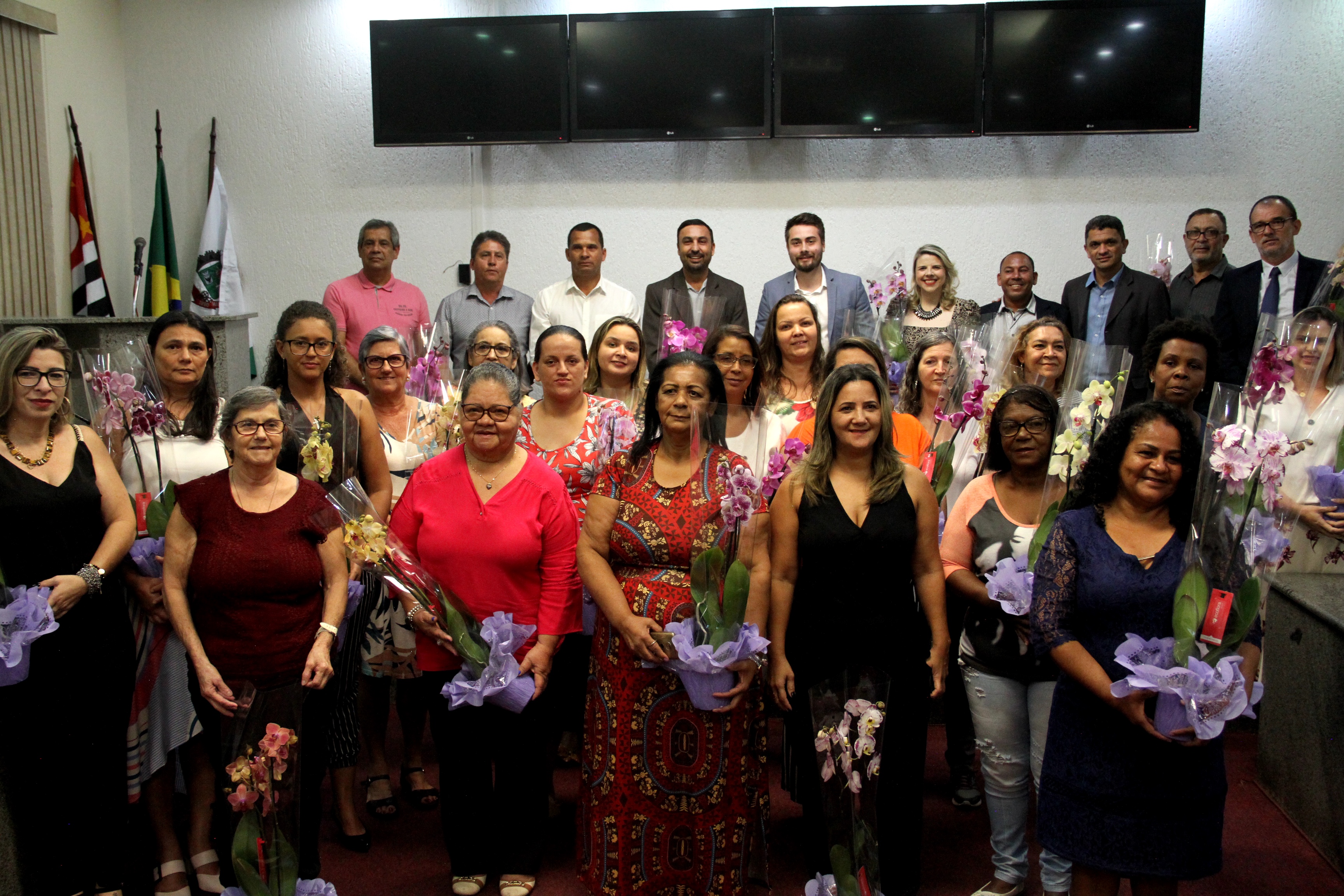 Orquídeas, música e homenagens marcaram o Dia Internacional da Mulher na Câmara de Várzea Paulista