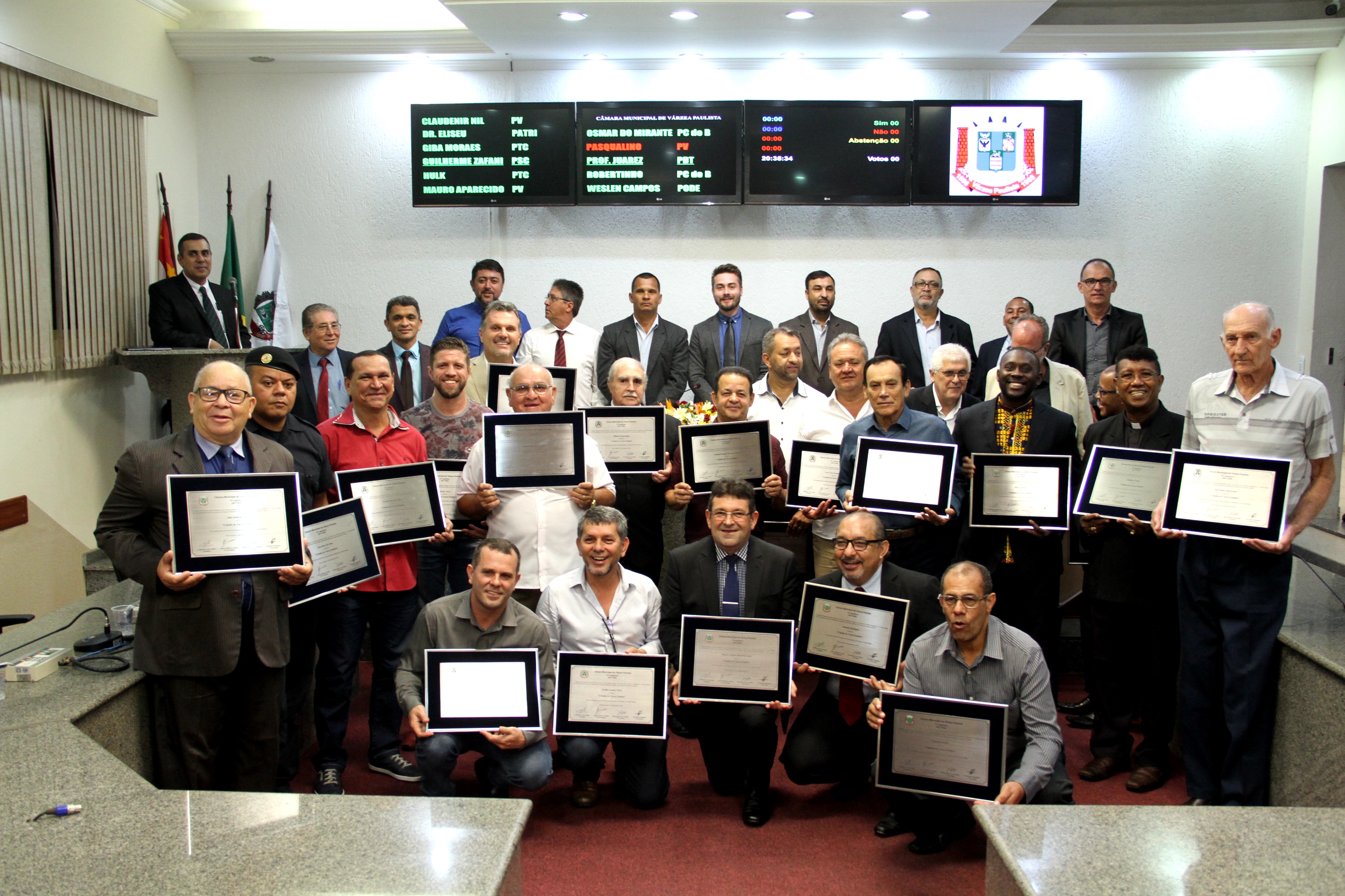 Câmara realiza 4ª Sessão Solene e homenageia 23 lideranças com o título de "Cidadão Varzino"
