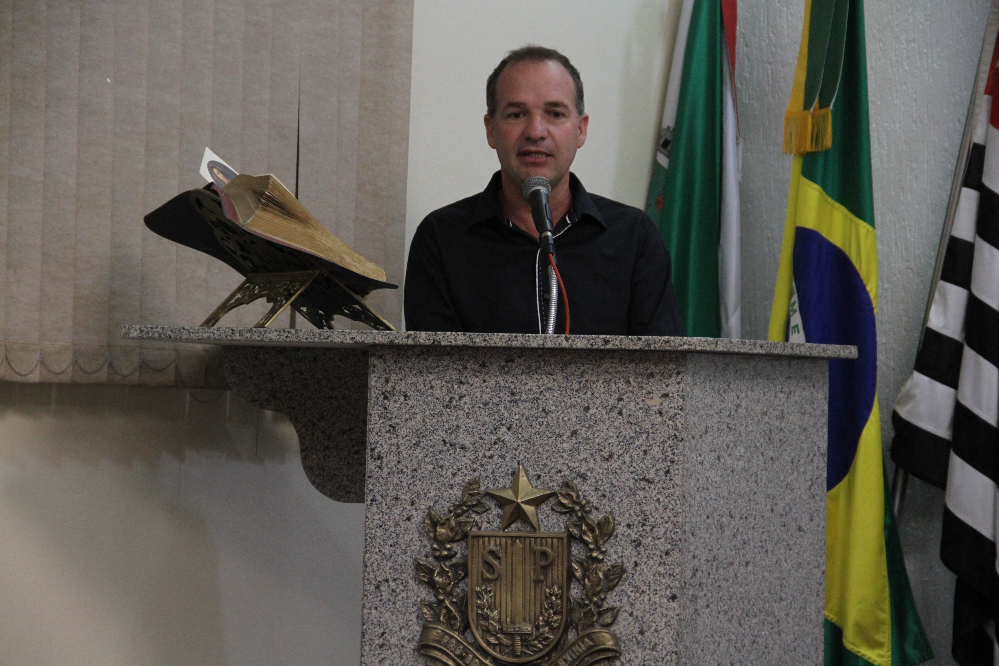 Élton defende moradores do Mursa