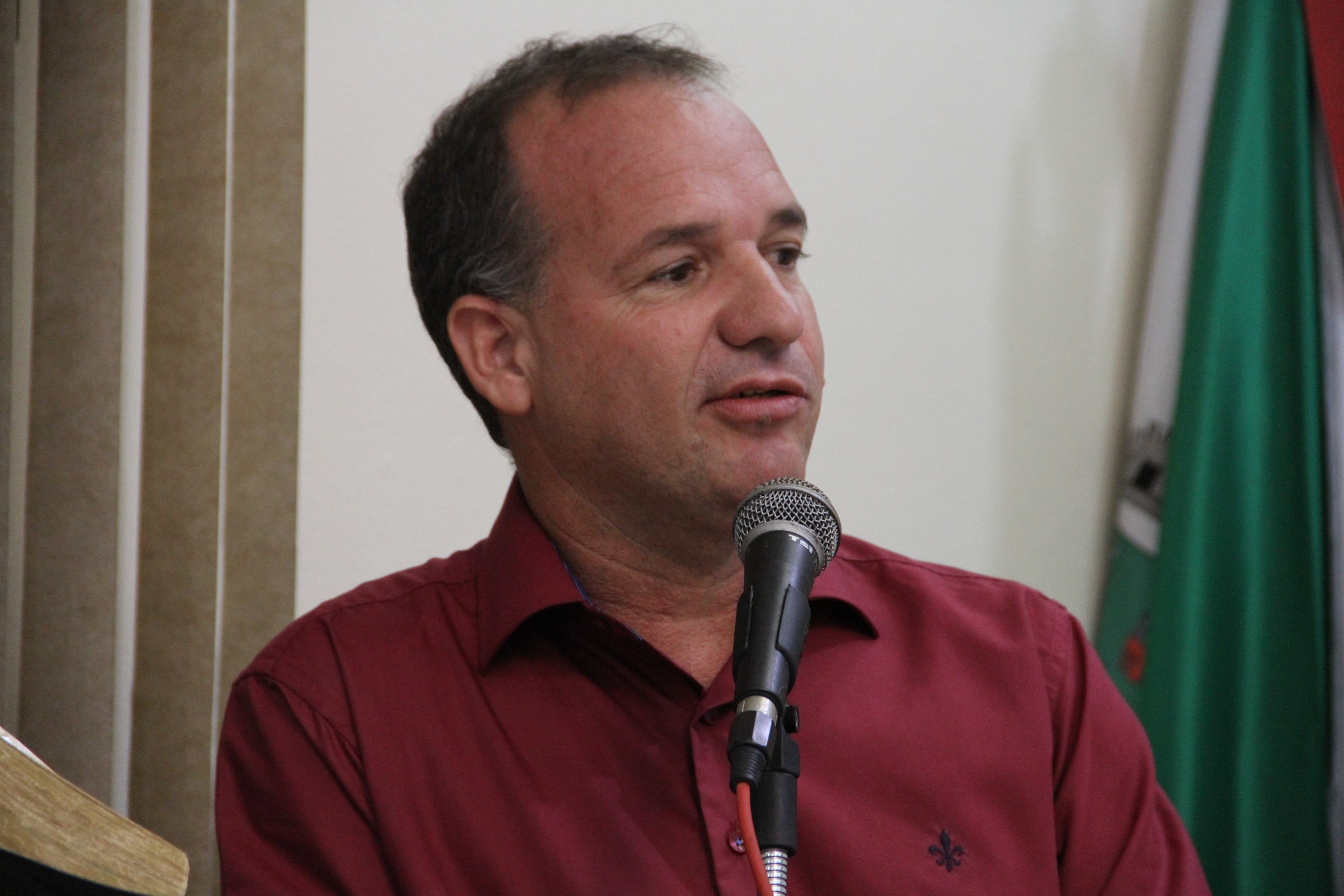 Élton pede manutenção no Cidade Nova II