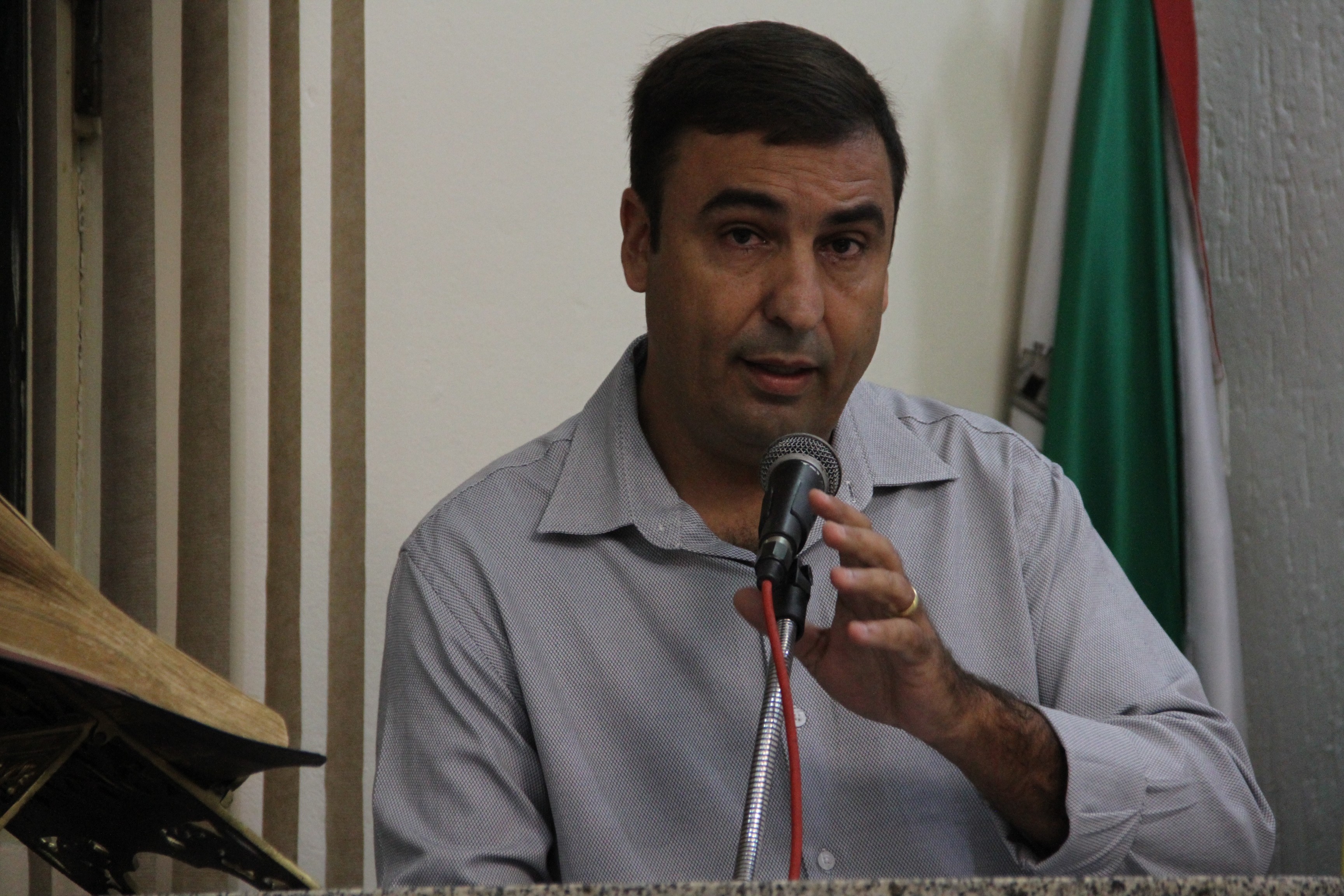 Professor Juarez comenta situação dos ônibus escolares