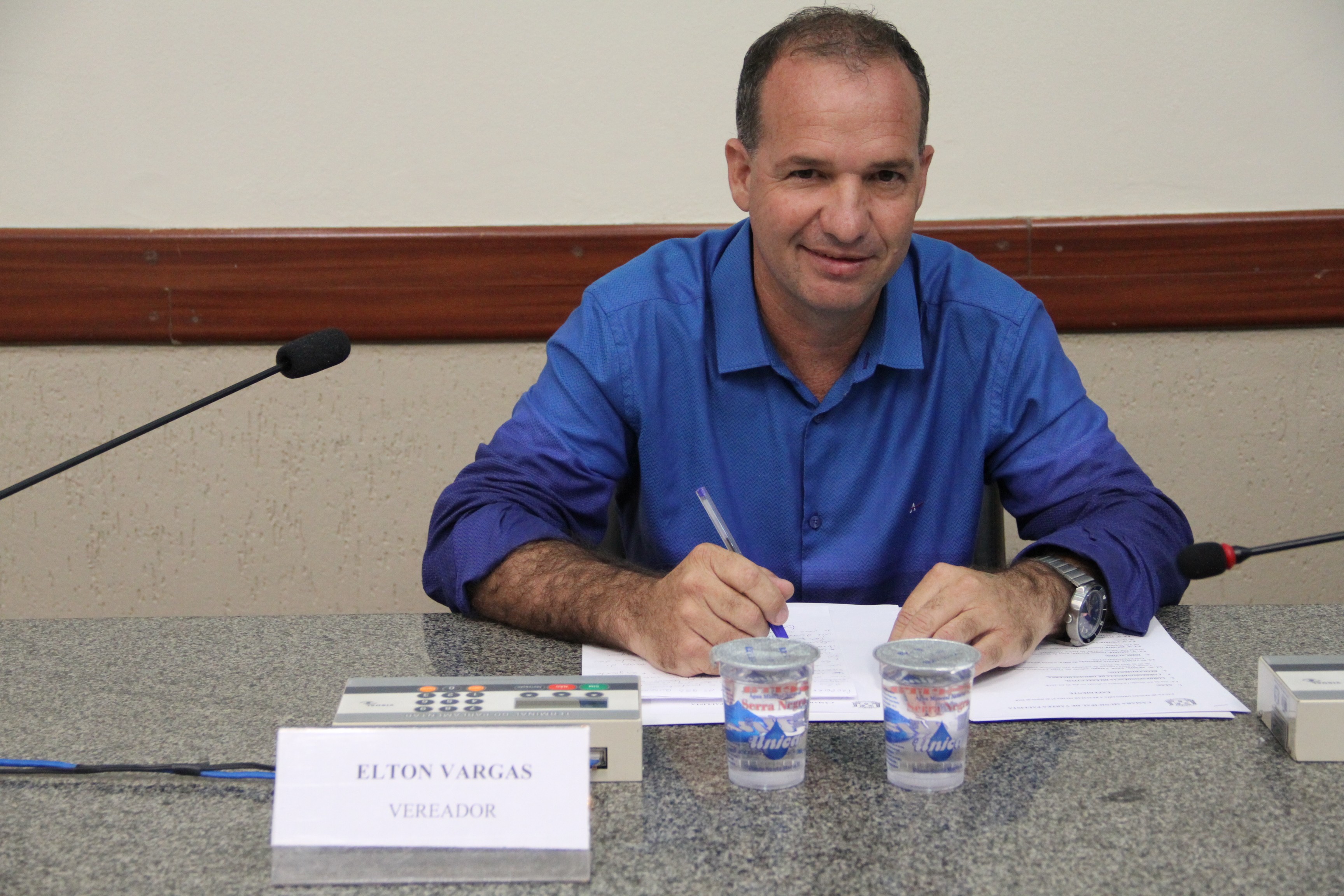 Élton alerta para necessidade de cemitério 'regular'