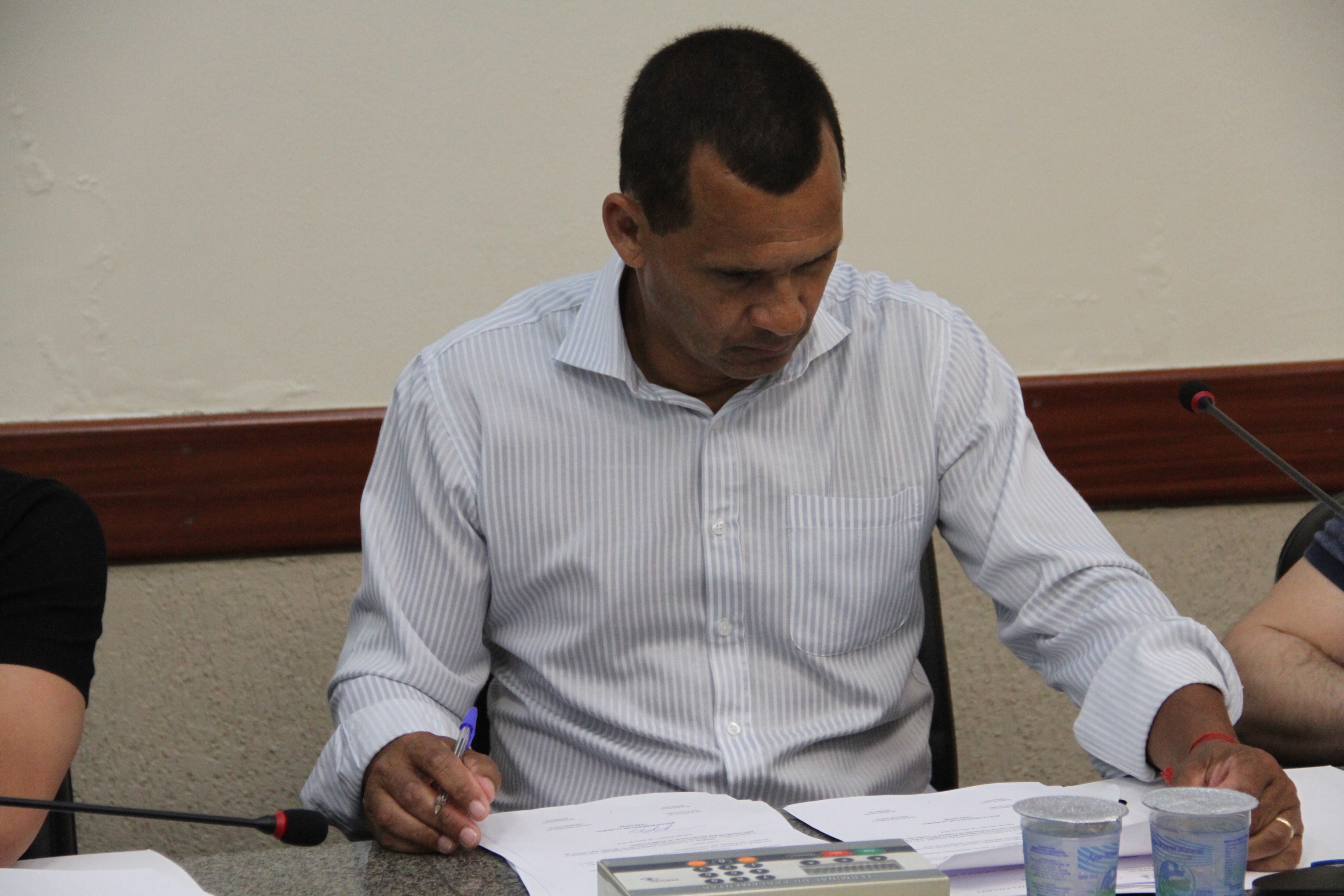 Robertinho indica limpeza em bairros