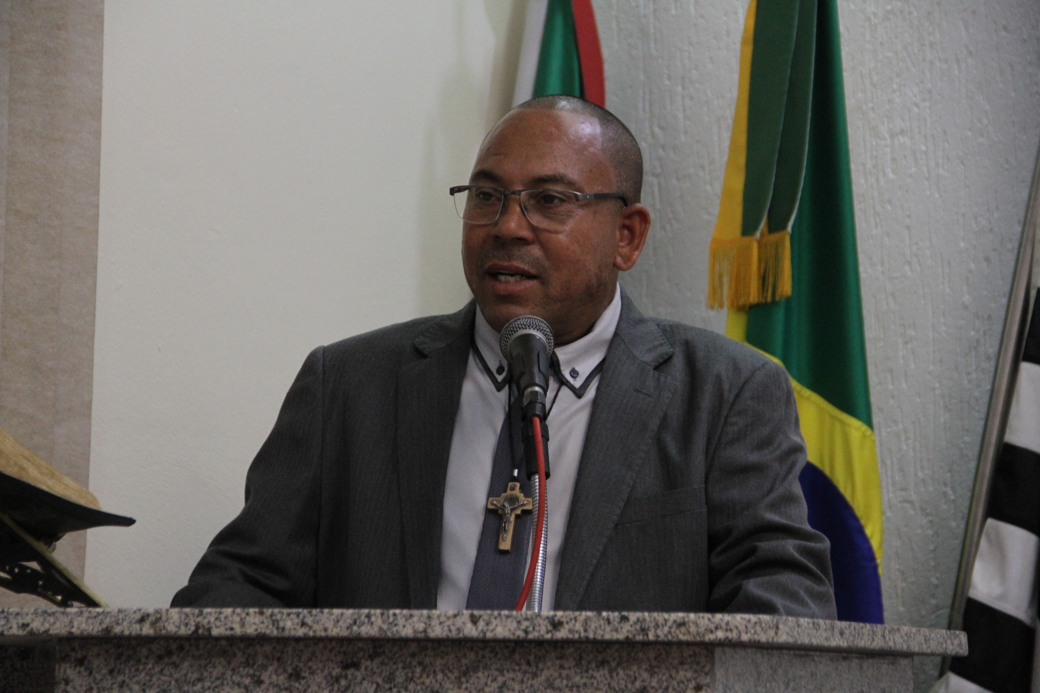 Nil alerta contra veículos oficiais parados