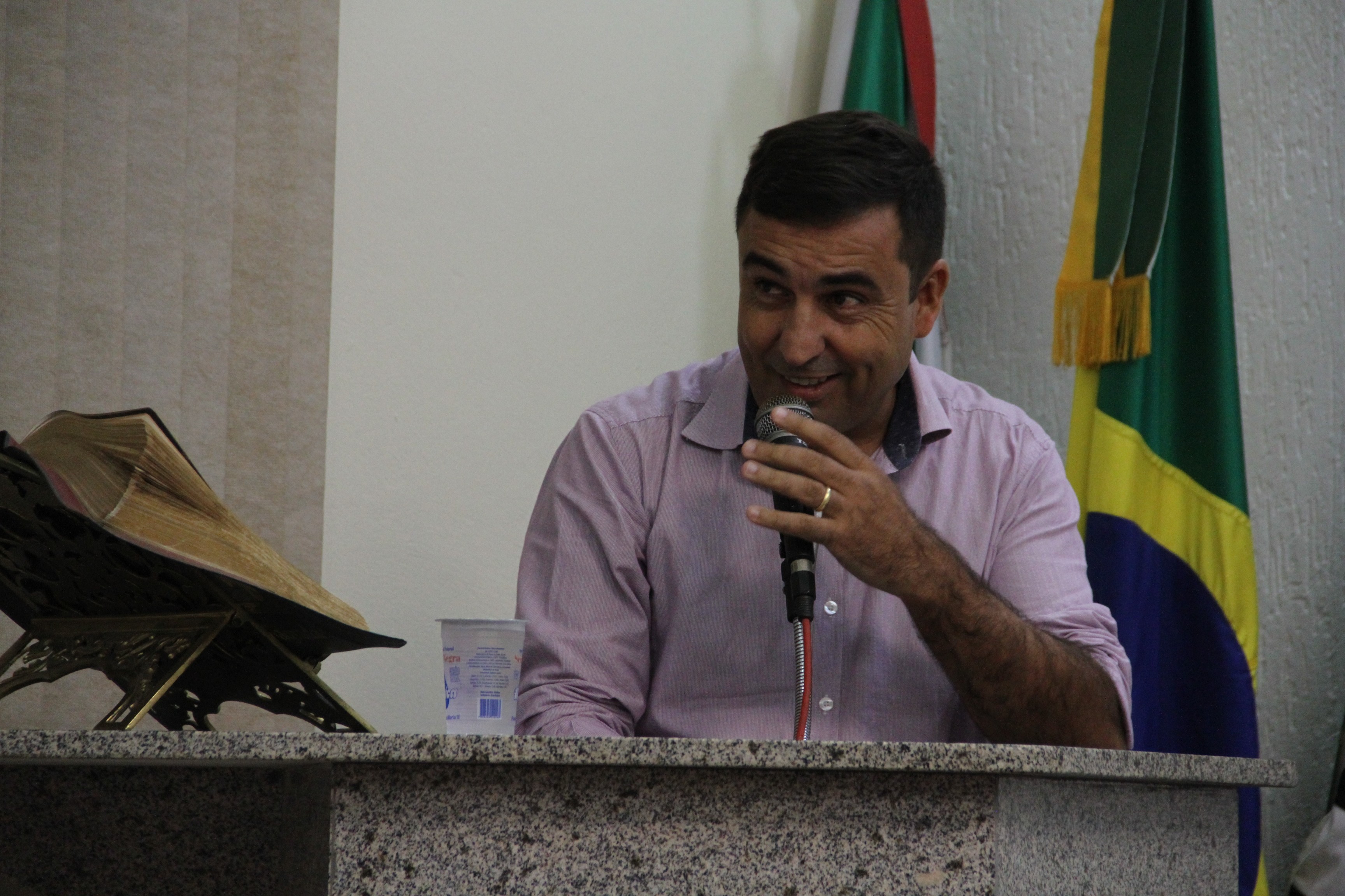 Professor Juarez indica necessidade de tapa buraco