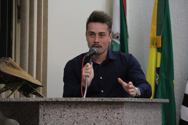 Guilherme pede manutenção em pontos de ônibus